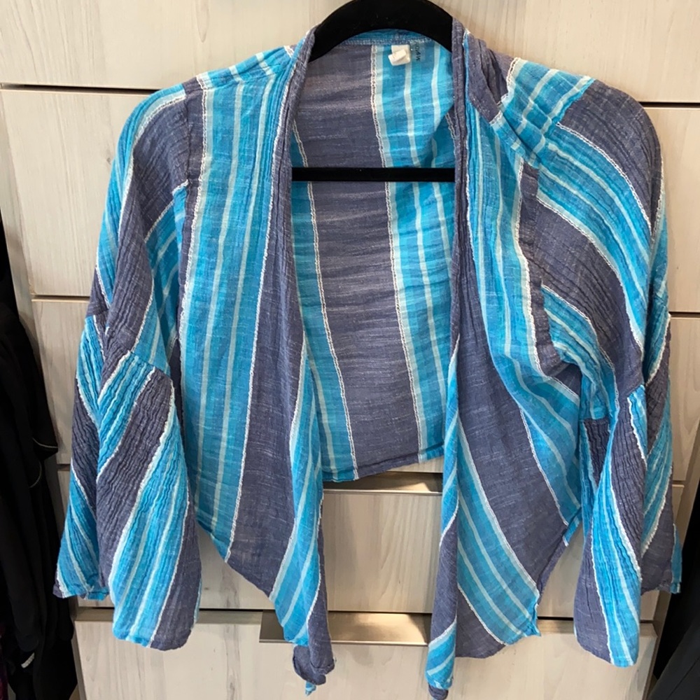 Half tie shirt bell sleeves
